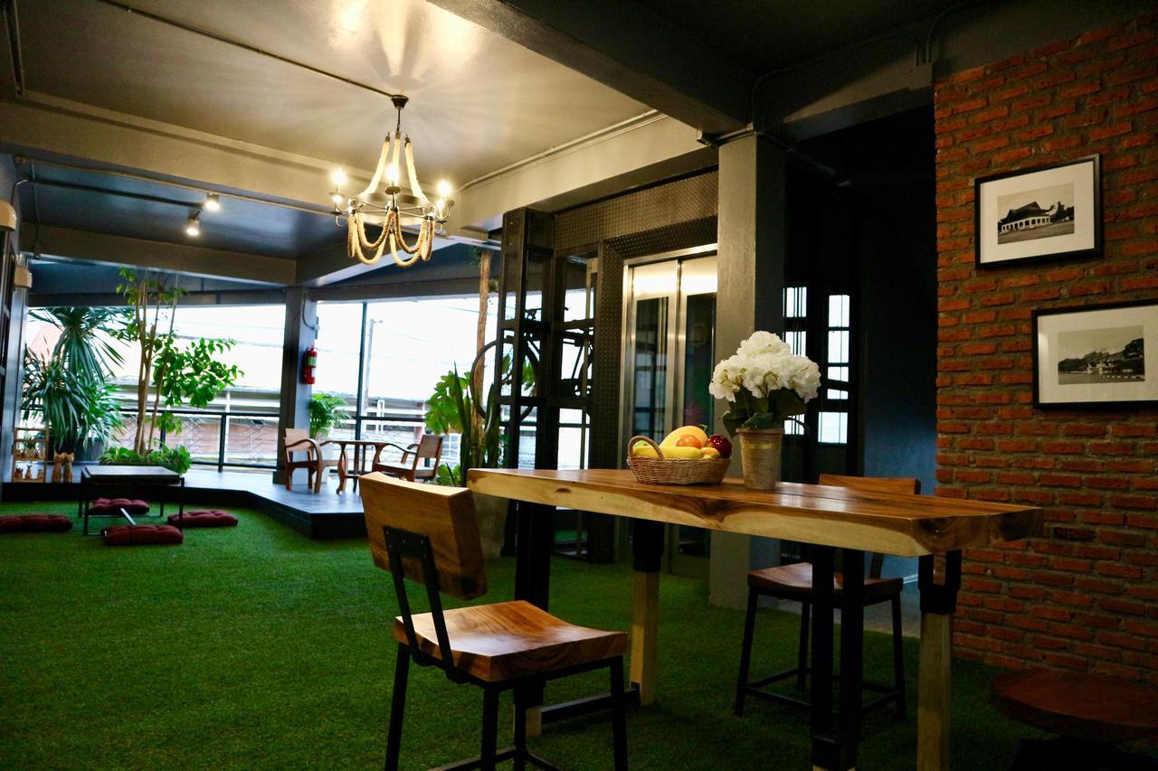 Hugnur Hostel And Coffee Chiang Mai Exterior photo