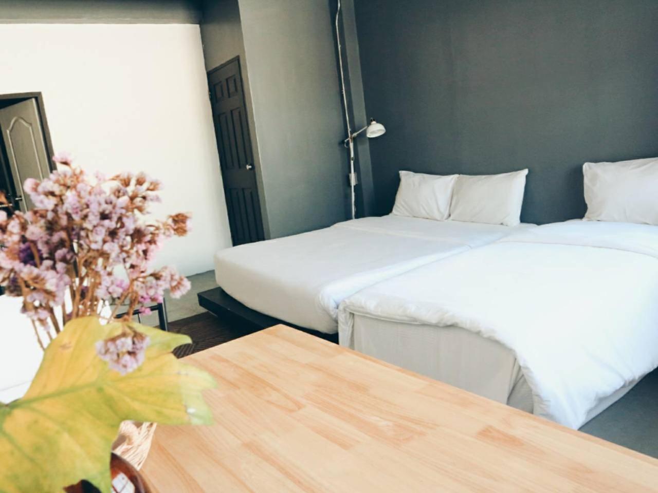 Hugnur Hostel And Coffee Chiang Mai Exterior photo
